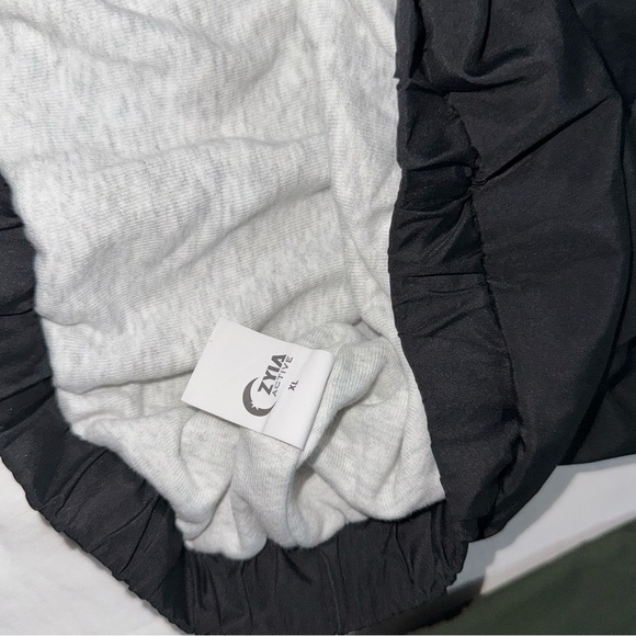 ZYIA Half Zip Green & Black Windbreaker - Picture 3 of 6